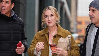 Кейт Уинслет показала, как носить скинни-джинсы зимой 2025 года