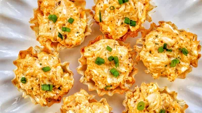 Тарталетки з куркою й ананасом – проста закуска, від якої в захваті гості