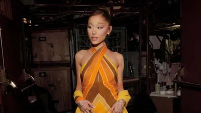 Ариана Гранде выгуляла уникальный винтажный лук - и ей очень идет