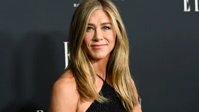 Дженнифер Энистон выгуляла идеальный образ для теплой зимней погоды