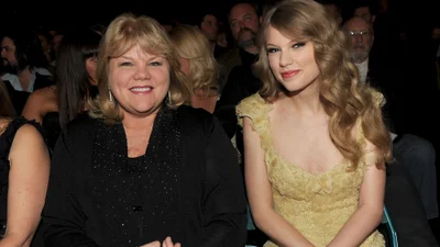 Мама Тейлор Свифт впервые рассказала о том, как певица познакомилась с будущим женихом