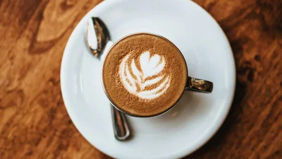 Только не к кофе: 5 продуктов, которые лучше не есть вместе с этим напитком