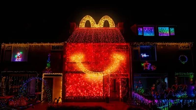 Будинок перетворили на сяючу коробку McDonald’s Happy Meal до Різдва