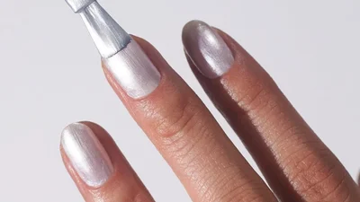 Маникюр-металлик – праздничная классика, которая никогда не выходит из моды