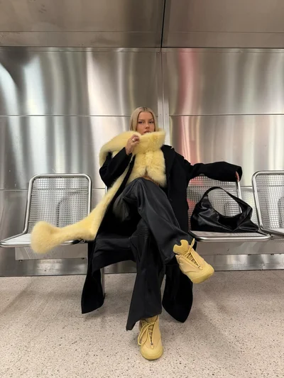 Як носити хутряний шарф - фото 806542