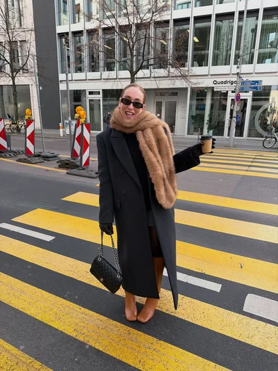 Як носити хутряний шарф - фото 806545