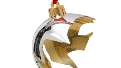 Світ остаточно зійшов з розуму: дизайнерка продає розбиту ялинкову кульку за шалені гроші