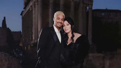 79-річна Шер стала білявкою та повторила вайб бойфренда, молодшого на 40 років - ти заціниш це перевтілення