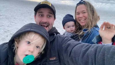 Дружина зірки "Воно", який скоїв самогубство, вперше вийшла на зв'язок – і показала вагітний животик