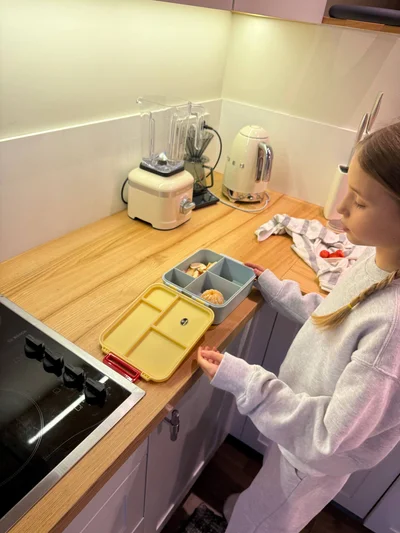 Саша самостійно готує перекус у школу - фото 807436