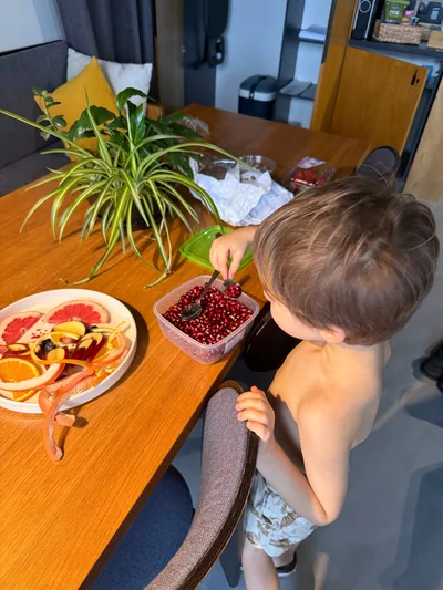 Іван обожнює фрукти - фото 807437