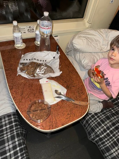 Мама дбає про те, щоб навіть у дорозі малеча харчувалася гарно - фото 807438