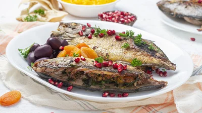 Фаршированный карп, который всегда получается сочным – проверенный рецепт на Рождество