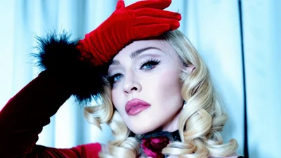 Санта для дорослих: Мадонна показала гарячі різдвяні фото з 29-річним нареченим та донечками