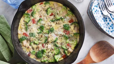 Сніданок, який рятує ранок: рецепт фритати з куркою та броколі