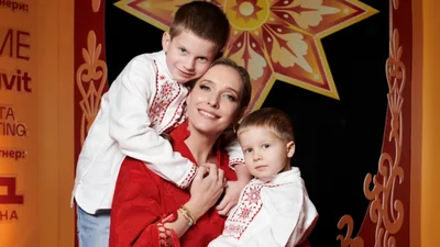 500 гостей за 150-метровым столом: Екатерина Осадчая и топ-звезды устроили рождественский вечер для тех, кто подарил детям семью