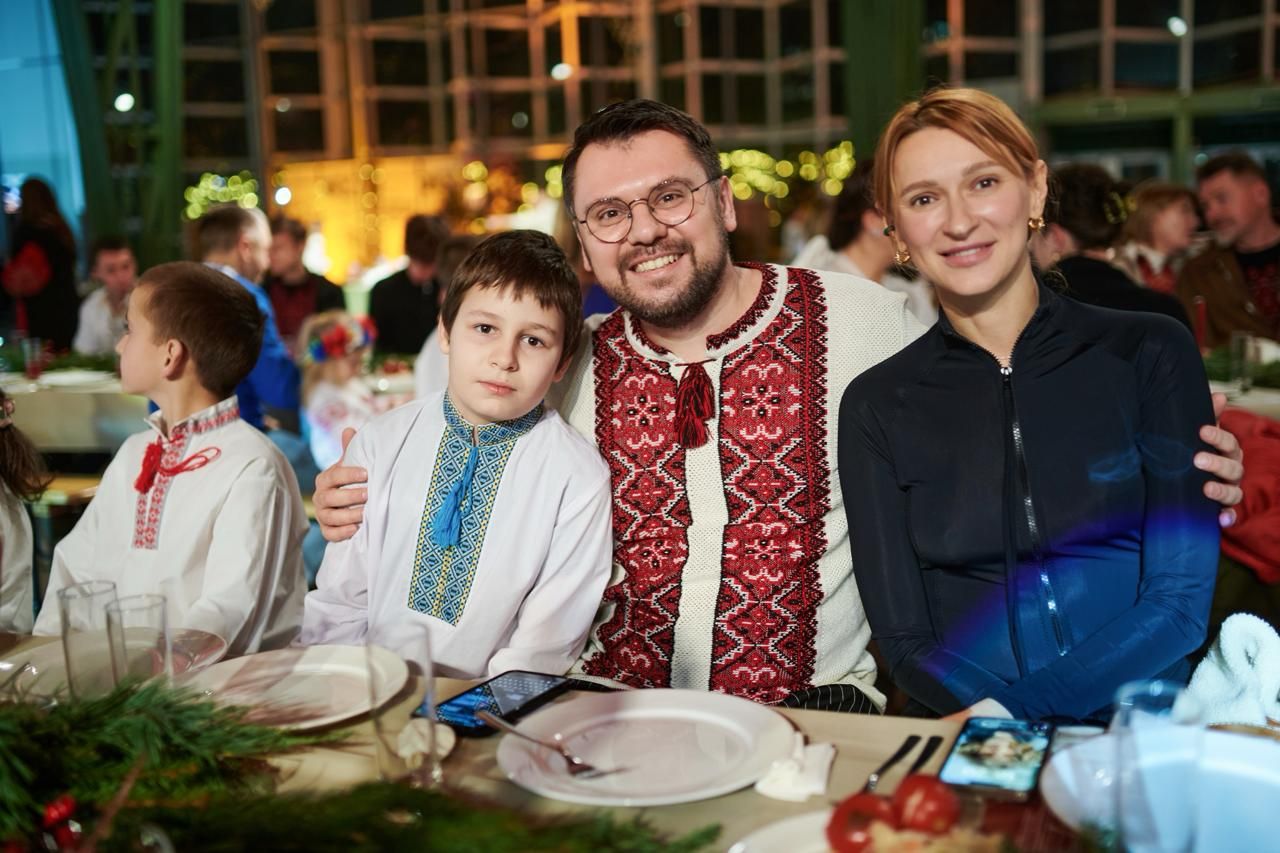 500 гостей за 150-метровым столом: Екатерина Осадчая и топ-звезды устроили рождественский вечер для тех, кто подарил детям семью - 808013 500 гостей за 150-метровым столом: Екатерина Осадчая и топ-звезды устроили рождественский вечер для тех, кто подарил детям семью - фото 808013