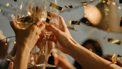 Вчені закликали пити пиво та вино на свята, щоб захиститися від деменції