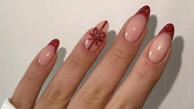 Червоні нігті з блискітками – манікюр, який завжди виглядає святково