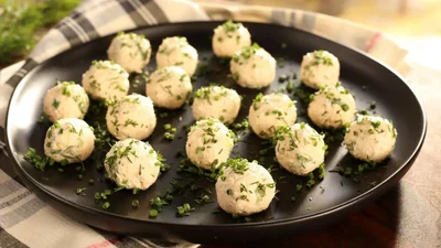 Простая закуска, которая всегда впечатляет: как приготовить "Рафаэлло" из крабовых палочек