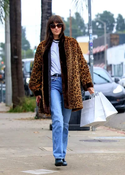 Дакота Джонсон носить леопардове пальто - фото 809088