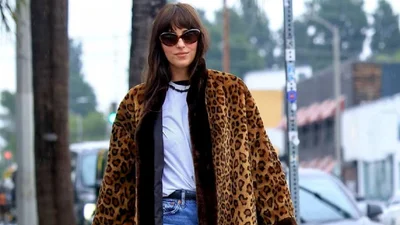 Дакота Джонсон довела: леопардове пальто і джинси — ідеальний дует зимового сезону
