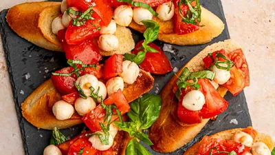 Без духовки та метушні: 3 ефектні новорічні закуски для святкового столу