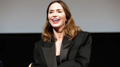 Эмили Блант не боится носить светлое зимой: стильное завершение года