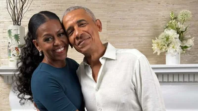 Мішель Обама притулилась до Барака у мереживній сукні з відвертим декольте - оце так різдвяний кадр