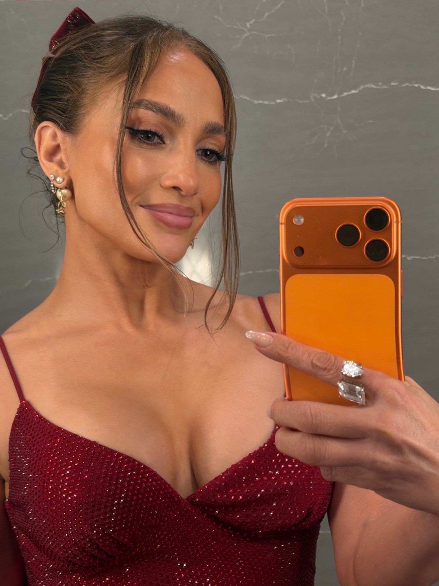 Лопес хотела похвастаться бюстом, но кривой фотошоп выдал iPhone – его буквально погнуло - фото 809425