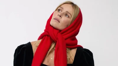 Необачний ракурс: Катя Кузнецова в ультракороткому міні та гольфах засвітила спіднє