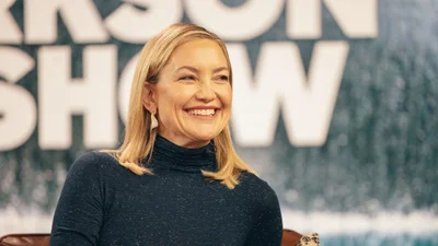 Кейт Хадсон в оригинальной джинсовой юбке - идеальный вариант для праздничных выходов