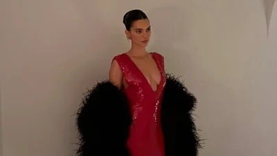 Кендалл Дженнер сделала ставку на красное платье с пайетками для новогодней ночи 2026