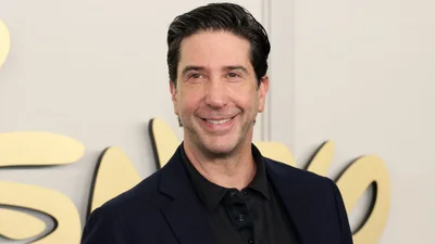 "Это его лобстер": 59-летний актер "Друзей" излучал счастье на свидании с вдвое младшей возлюбленной