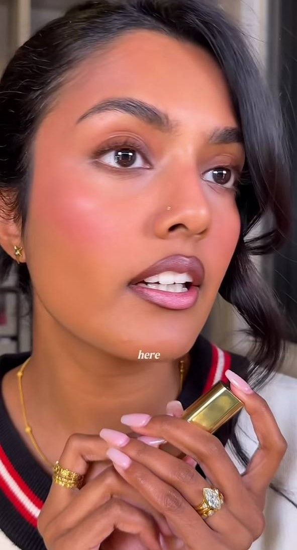 Девушки из TikTok не могут остановиться: эта розовая помада от L'Oréal Paris стала хитом - 810300 Девушки из TikTok не могут остановиться: эта розовая помада от L'Oréal Paris стала хитом - фото 810300