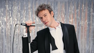 Макс Барських перетворив свій хіт на новорічну відеолистівку - ідеальний трек для закінчення року