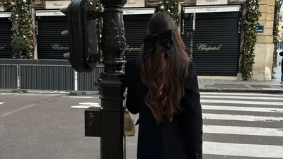 Банти, блиск і шпильки: 5 зачісок, які зроблять новорічний образ незабутнім