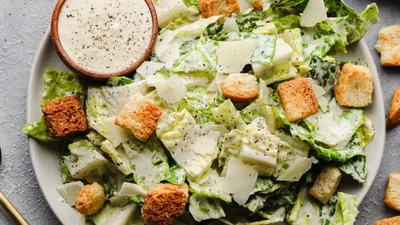 Трендові салати на Новий рік 2026 – рецепти з рибою, грибами та овочами