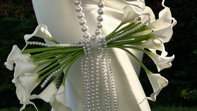 Забудь о классических букетах: в 2026 году невесты выбирают цветочные сумочки