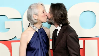 Кіану Рівз зустрів Новий рік з Алекс Грант у барі: рідкісне фото пари