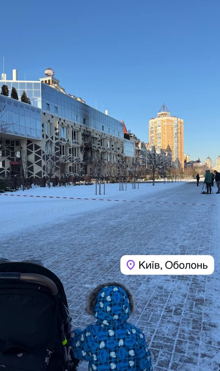 Возле дома Козловского произошел 'прилет' - реакция годовалого сына умиляет до слез - фото 812065