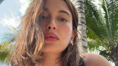 Хейли Бибер показала купальник с необычным кроем и огненным принтом - идеальный вариант на лето 2026