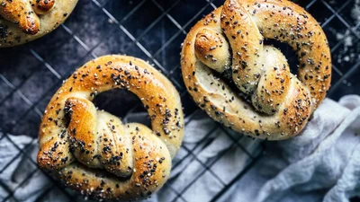 Брецель с маком – традиционная немецкая выпечка с вау-эффектом