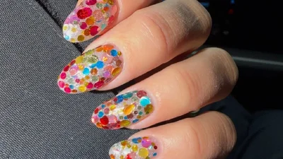 Конфетти-маникюр - главный яркий дизайн после праздников, который уже выбрала Дуа Липа