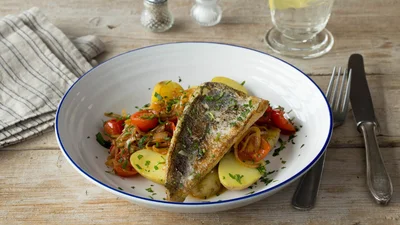 Вечеря з простих інгредієнтів: тушкована риба з картоплею та томатами