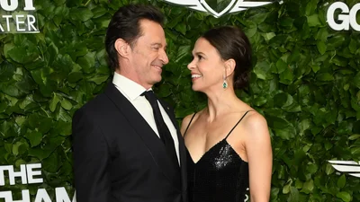 Г’ю Джекман помічений з коханою на пляжі Коста-Ріки: як виглядає романтика після 50 - фото