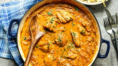 Ситно, ароматно, по-домашньому: як приготувати паприкаш з куркою