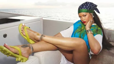 Після трьох дітей - ще гарячіша: Ріанна без сорому показала пишні форми у відвертій червоній білизні