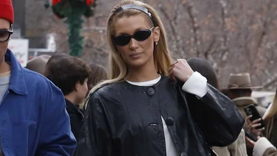 Білі джинси знову в моді: Белла Хадід продемонструвала головний образ 2026 року