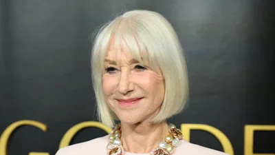 Не пенсійний вайб: 80-річна Гелен Міррен у пошиті на замовлення пудрово-рожевій сукні зчинила фурор на хіднику